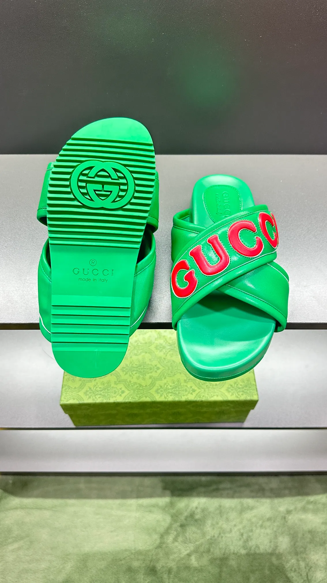 [G Family Couple Style] P: 320💰Female size 36~40 Men's size 39~45, (46. Custom-made GG slippers for men and women. This slipper is made of GG polyester fiber and is decorated with a Gucci label on the front, which adds a striking logo feel to the style. Beige GG recycled polyester fiber, same size for men and women, leather trim